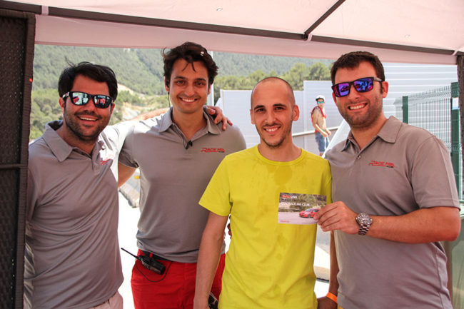 El equipo de Race Me Club entrega vale para experiencia de conducción